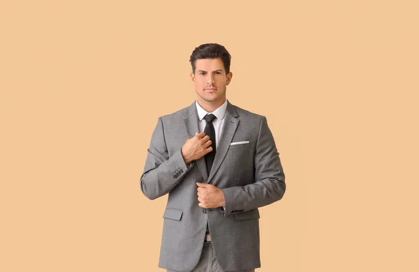 若いビジネスマンスタイリッシュなスーツで色背景 — ストック写真