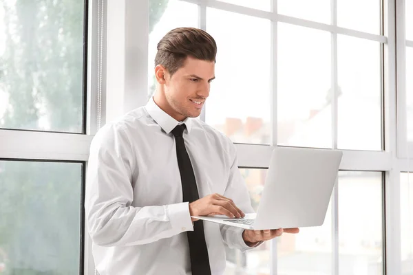 Young Businessman Stylish Shirt Laptop Window Office — Stock Photo, Image