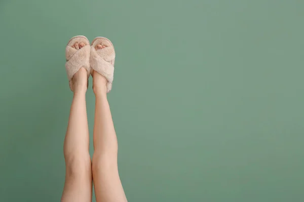 Patas Femeninas Zapatillas Suaves Sobre Fondo Color — Foto de Stock