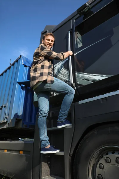 Male Driver Big Truck Outdoors — Stock Photo, Image