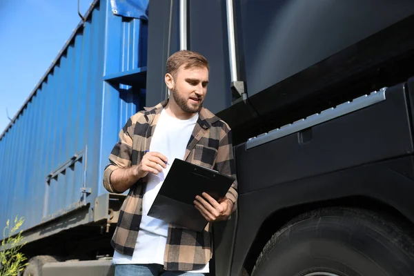 屋外の大型トラックの近くの男性ドライバー — ストック写真