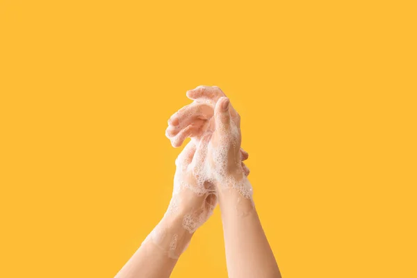 Kadın Arka Planda Sabunla Ellerini Yıkıyor — Stok fotoğraf