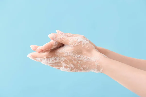 Mulher Lavar Mãos Com Sabão Fundo Cor — Fotografia de Stock