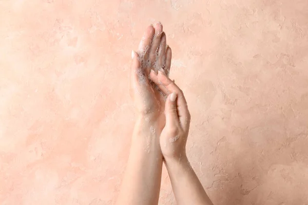 Kvinna Tvätta Händer Med Tvål Färg Bakgrund Ovanifrån — Stockfoto