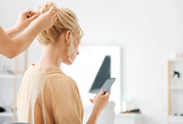 Friseur Arbeitet Mit Klient Schönheitssalon — Stockfoto