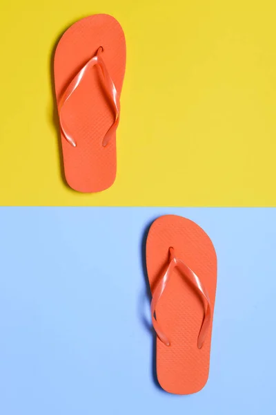 Stilvolle Flip Flops Auf Farbigem Hintergrund — Stockfoto