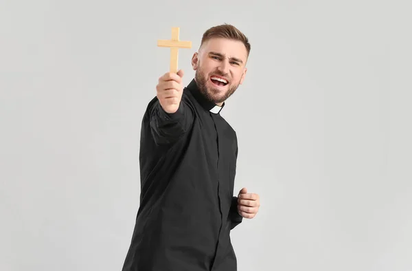 Joven Sacerdote Emocional Con Cruz Sobre Fondo Claro — Foto de Stock