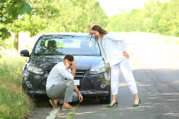 Jeune Couple Querelle Près Voiture Cassée Sur Route — Photo