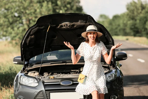 道路上の壊れた車の近くの若い女性 — ストック写真