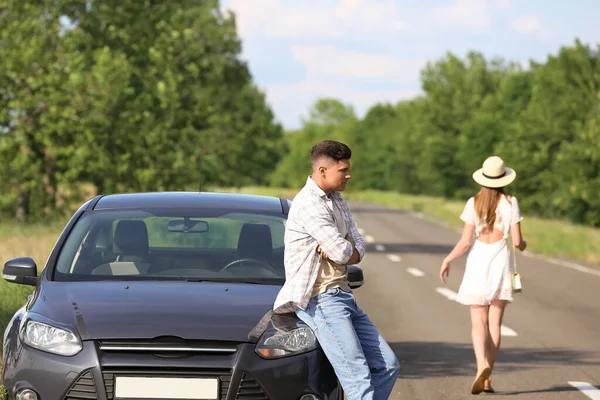 Pareja Joven Cerca Coche Roto Carretera — Foto de Stock