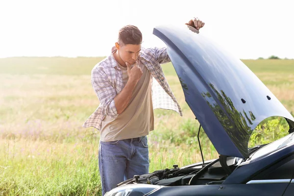 Joven Hombre Cerca Coche Roto Carretera — Foto de Stock