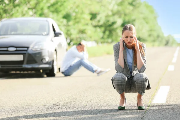 Mladá Žena Blízkosti Rozbité Auto Silnici — Stock fotografie