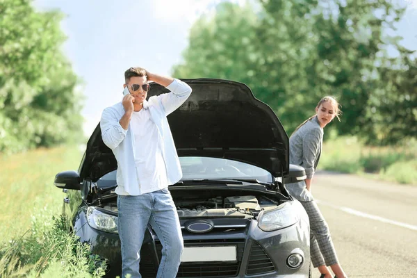 Pareja Joven Cerca Coche Roto Carretera — Foto de Stock