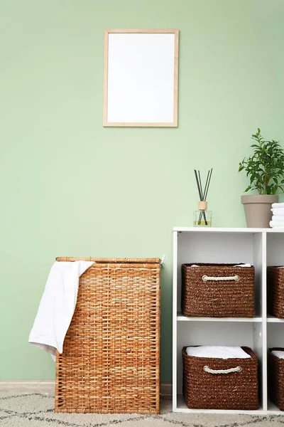 Rack Wicker Baskets Towels Room — Stock Photo, Image