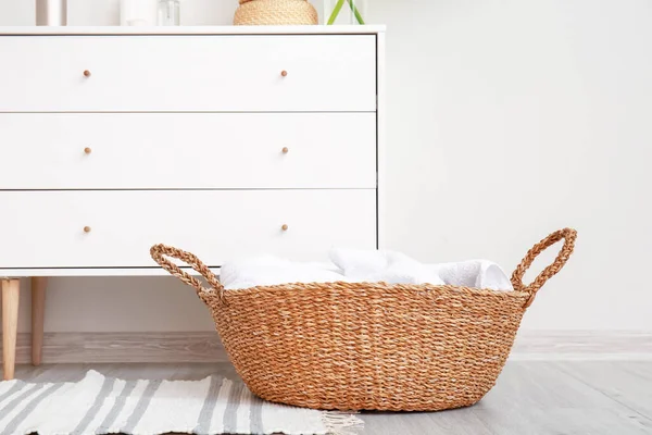 Wicker Basket Towels Chest Drawers Bathroom — Stock Photo, Image