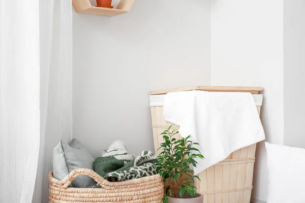 Baskets Towel Plaid Pillow Room — Stock Photo, Image