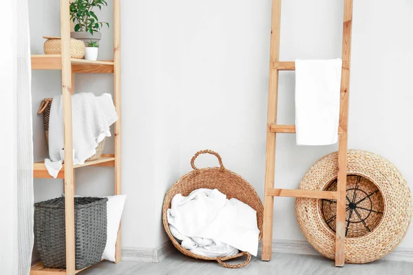 Rack Wicker Baskets Towels Room — Stock Photo, Image