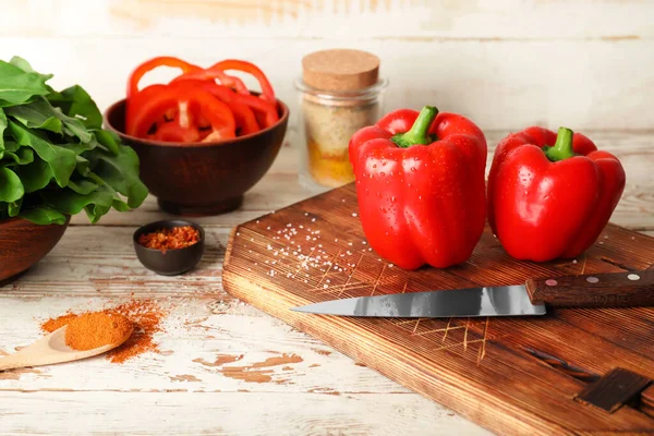 Red Bell Pepper Cutting Board Knife Table — Stock Photo, Image