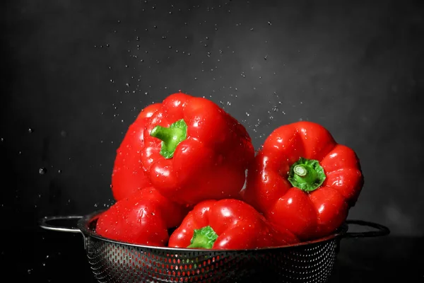 Colander Com Pimentão Vermelho Fundo Escuro — Fotografia de Stock