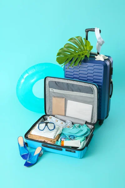 Gepacktes Gepäck Auf Farbigem Hintergrund Reisekonzept — Stockfoto