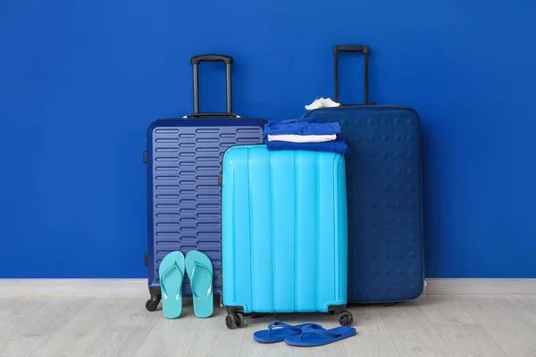 彩色墙壁附近的打包行李 旅行概念 — 图库照片