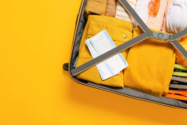 色の背景に荷物を詰め 旅行のコンセプト — ストック写真