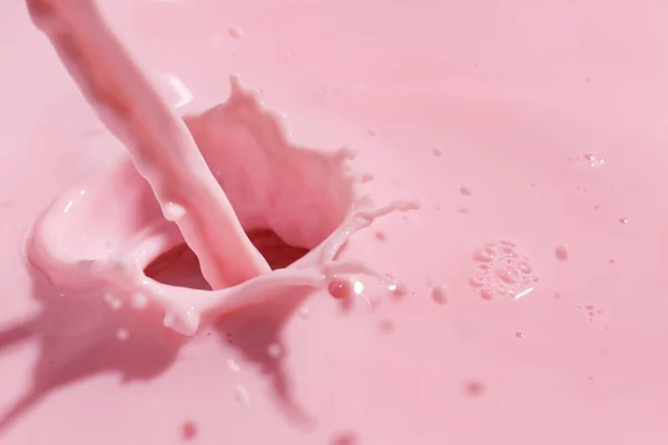 新鮮なピンクのミルクを注ぐ クローズアップ — ストック写真