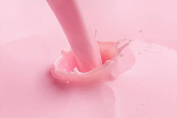 Hällande Färsk Rosa Mjölk Närbild — Stockfoto