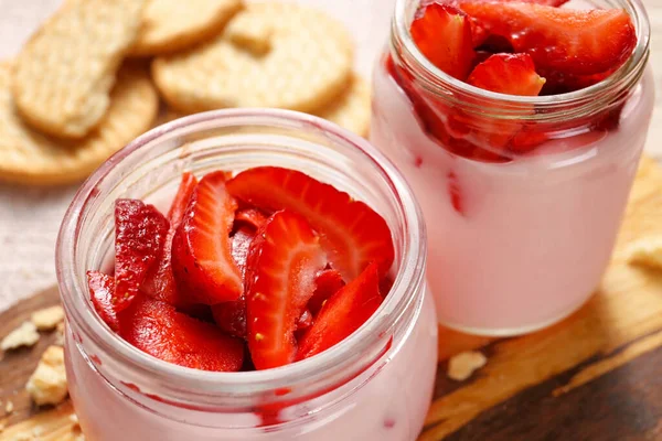 Gläser Mit Gesundem Erdbeerjoghurt Auf Dem Tisch Nahaufnahme — Stockfoto