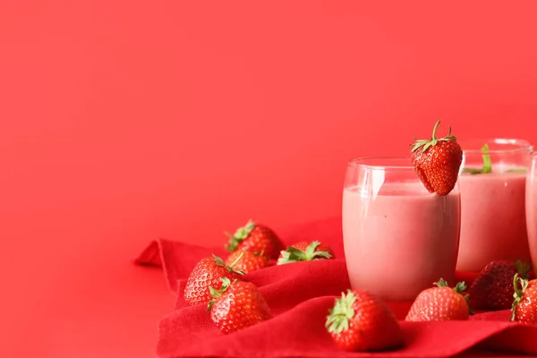 Briller Velsmakende Jordbærsmoothie Med Farget Bakgrunn – stockfoto