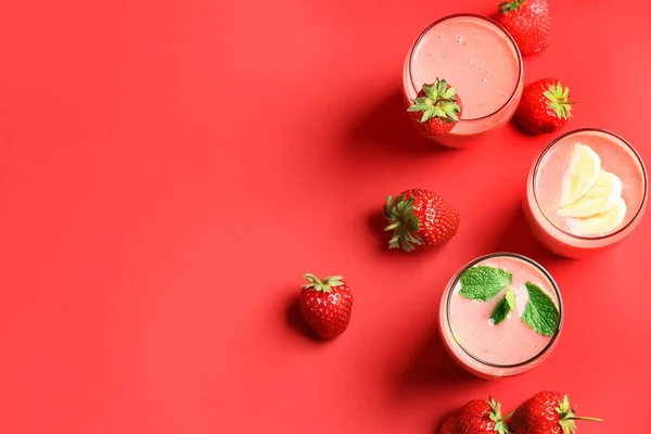 Glazen Van Lekkere Aardbeien Smoothie Kleur Achtergrond — Stockfoto