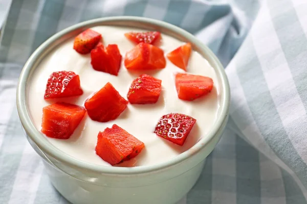 健康的草莓酸奶碗放在桌上 — 图库照片