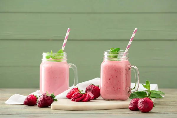 Masada Mason Kavanozları Dolusu Lezzetli Çilekli Smoothie Var — Stok fotoğraf