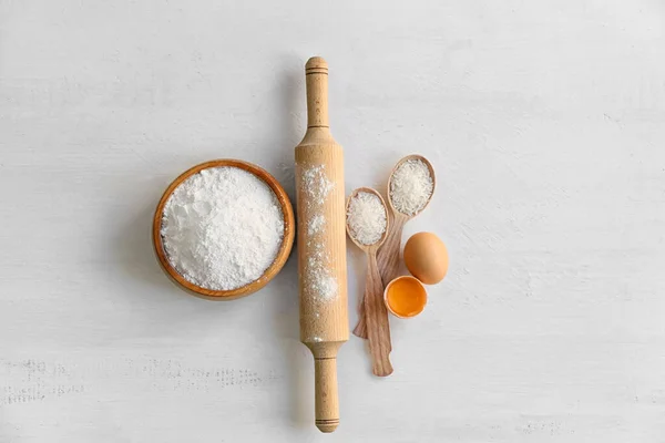 Schüssel Mit Reismehl Und Eiern Auf Dem Tisch — Stockfoto
