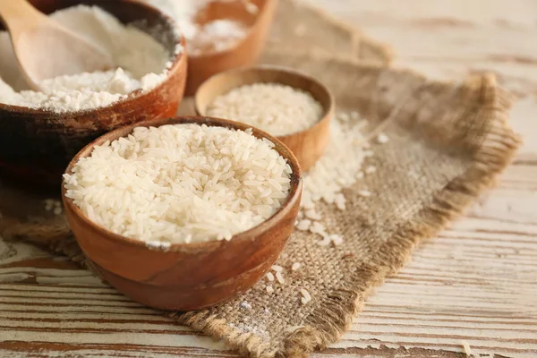 Tabakta pirinç ve un var.