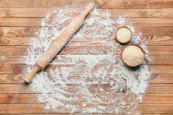 テーブルの上にロールピン付きの米粉 — ストック写真