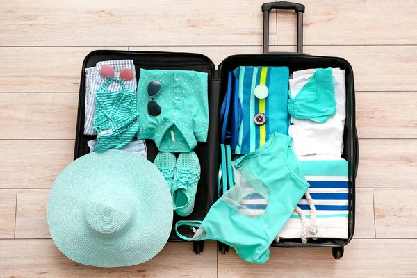 Gepackter Koffer Mit Strand Accessoires Auf Holz Hintergrund Reisekonzept — Stockfoto