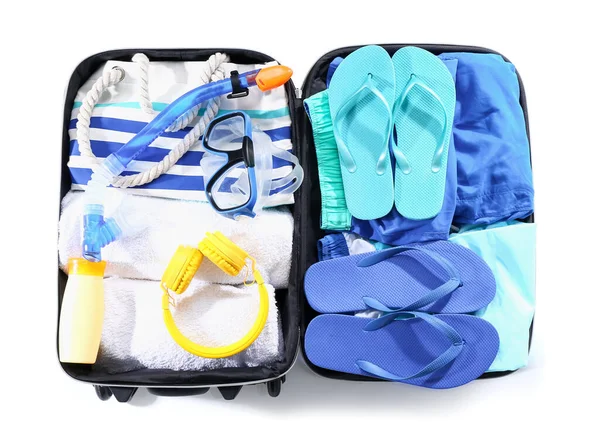 Gepackter Koffer Mit Strandaccessoires Auf Weißem Hintergrund Reisekonzept — Stockfoto