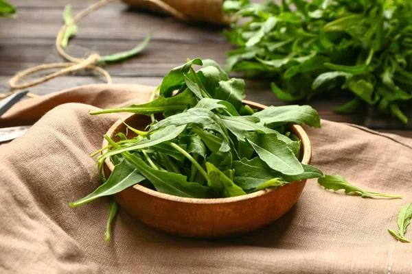 Bowl Dengan Arugula Segar Latar Belakang Kayu — Stok Foto