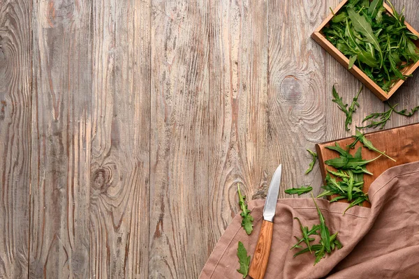 Composition Avec Roquette Fraîche Sur Fond Bois — Photo