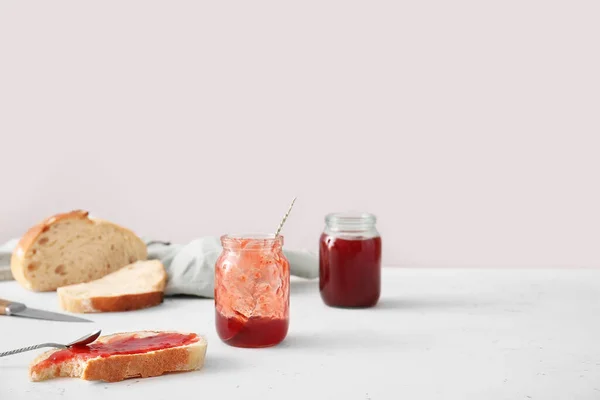 Engarrafamento Morango Saboroso Com Pão Mesa — Fotografia de Stock