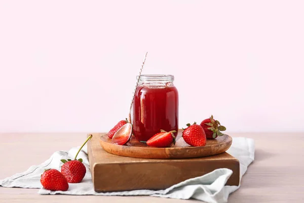 Glas Leckere Erdbeermarmelade Auf Dem Tisch — Stockfoto