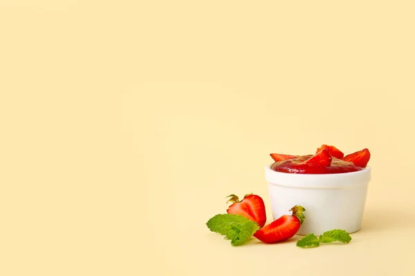 Bowl Tasty Strawberry Jam Color Background — Stock Photo, Image