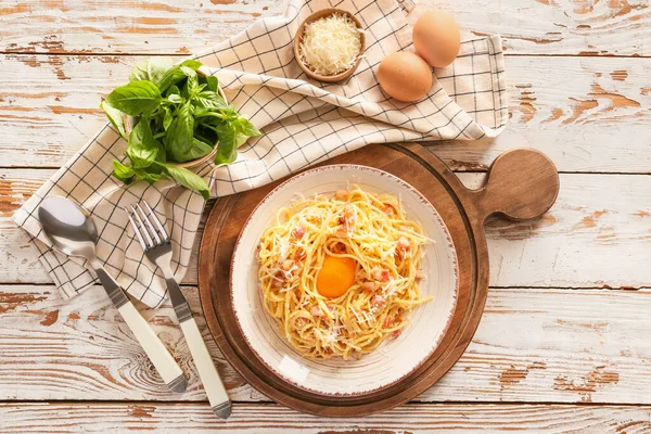 Talíř Chutnými Těstovinami Carbonara Stole — Stock fotografie