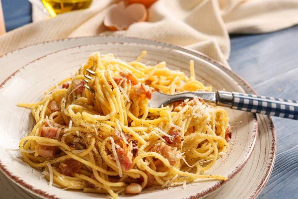 Płyta Smacznym Makaronem Carbonara Stole Zbliżenie — Zdjęcie stockowe