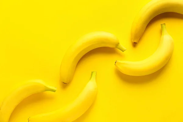 Maturare Banane Sfondo Colore — Foto Stock