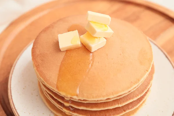 Sabrosos Panqueques Con Mantequilla Miel Stand Primer Plano — Foto de Stock