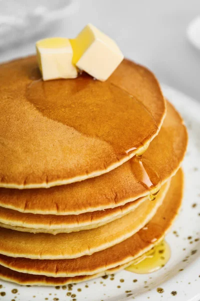 Sabrosos Panqueques Con Mantequilla Miel Plato Primer Plano — Foto de Stock