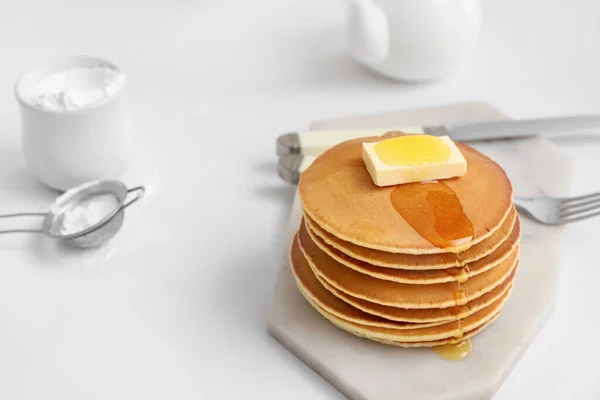 テーブルの上にバターと蜂蜜とおいしいパンケーキ — ストック写真