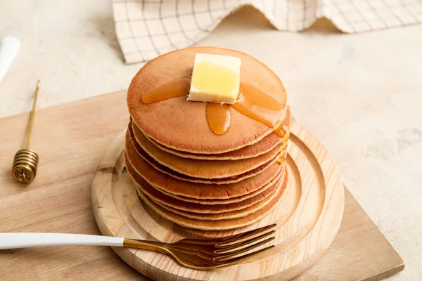 Pancake Lezat Dengan Mentega Dan Madu Atas Meja — Stok Foto